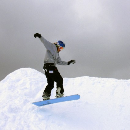 zajęcia na świeżym powietrzu zimą snowboardzista