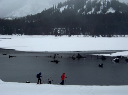 raquetas de nieve en el lago easton