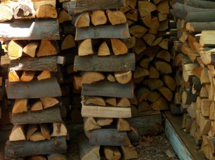 Gestapelte Holz-Haufen