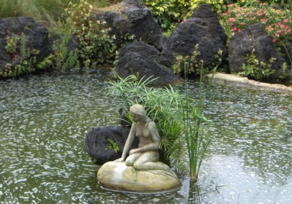 池塘里的雕像