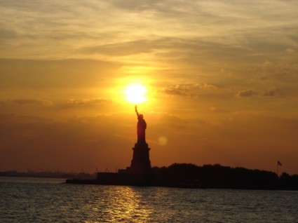 patung liberty new york city sunset