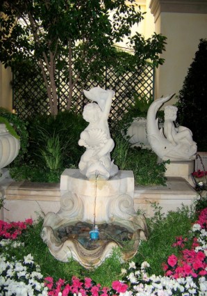statue nel giardino fiorito