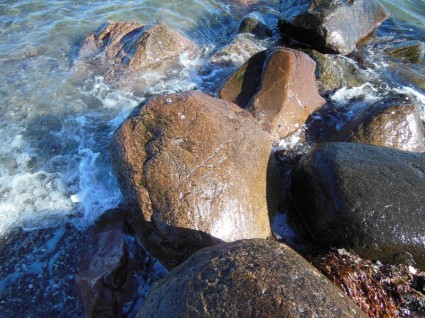 Praia de detalhe do quebra-mar de pedra