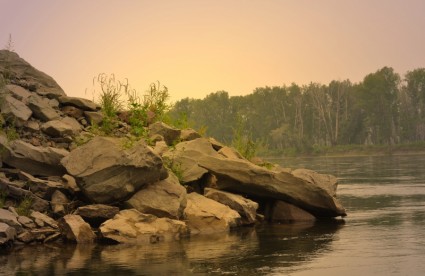 orilla del río piedra