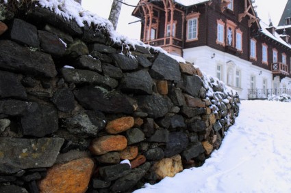 Steinmauer und Schnee