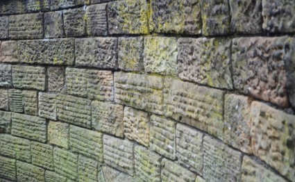 muro de piedra en forma de arco
