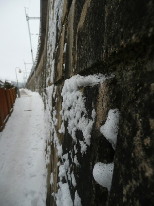 muro de piedra en el invierno