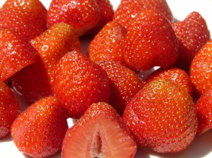 切一半水果中的草莓