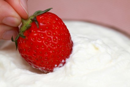 fraise trempée dans la crème