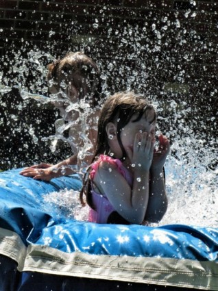 musim panas anak-anak berenang