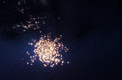 แสงแดดสะท้อนในน้ำ