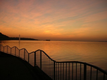 puesta del sol sobre el lago
