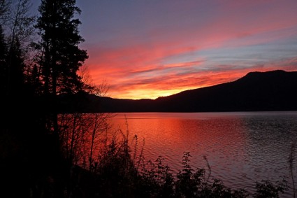 mặt trời mọc vào buổi sáng canim lake