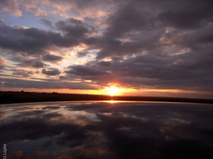 Восход небо зеркального отображения