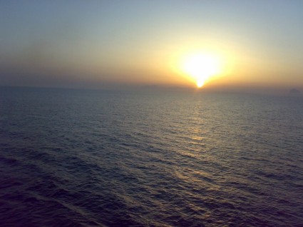 在海上日落