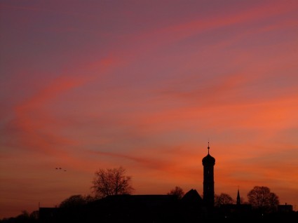 日没の教会の塔