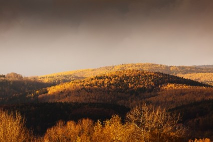matahari terbenam di pegunungan di musim gugur