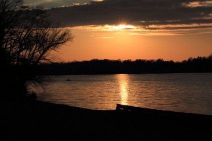 พระอาทิตย์ตกเหนือทะเลสาบ