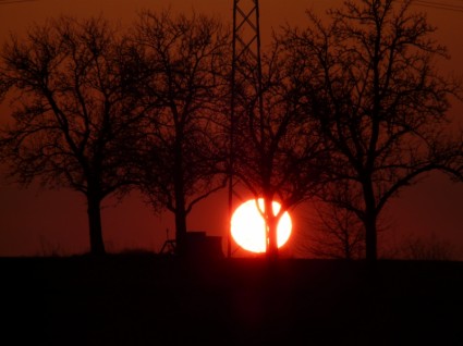 Закат солнца огненный шар