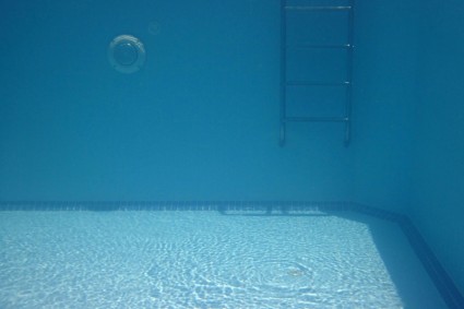 pod wodą basen.