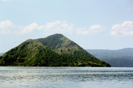 Gunung Merapi Taal di Filipina