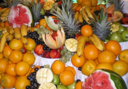 Meja yang penuh dengan buah