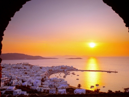les îles de cyclades au monde de la Grèce pour le papier peint coucher du soleil