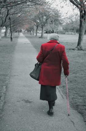 a velha senhora com um casaco vermelho