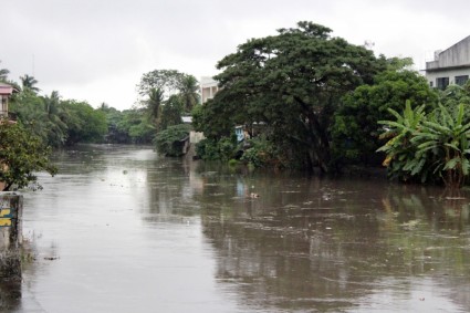 sông sau khi cơn bão