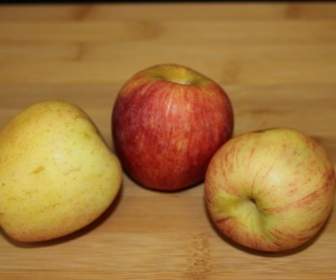 3 яблоки на разделочную доску