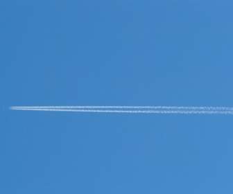 航空機の飛行機雲のストライプ