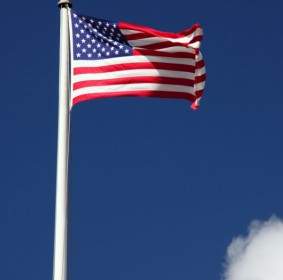 العلم الأميركي في الريح