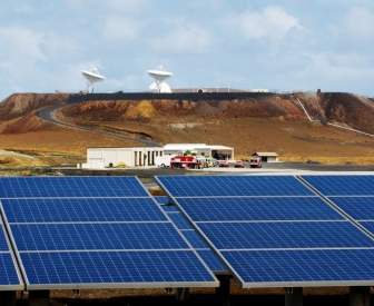 阿森松島的太陽能電池板的天空