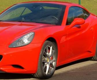 Авто красный Ferrari