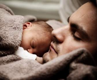 Bebé Y Papá Durmiendo
