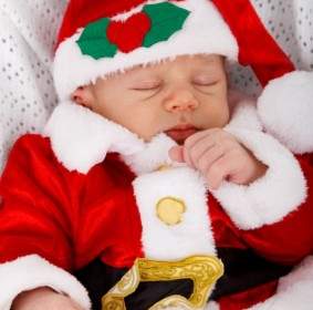 Noworodek śpi Santa