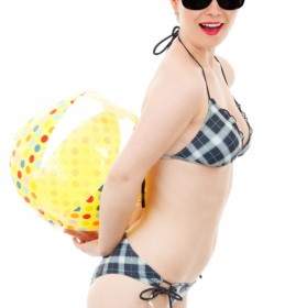 Ragazza Bikini Con Un Pallone Da Spiaggia