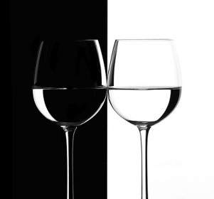 黒と白の赤ワインの画像