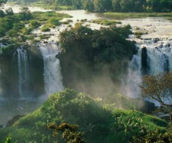 يقع النيل الأزرق خلفية شلالات الطبيعة