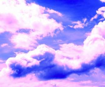 青い空とピンクがかった雲
