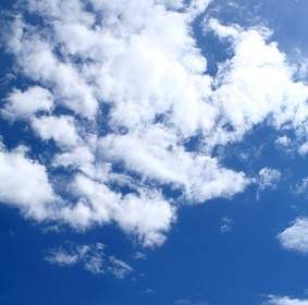 青い空と白い雲のストック フォト
