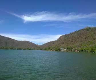 Lago De Las Nubes De Cielo Azul