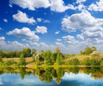 蓝蓝的天空湖泊和森林清晰图片