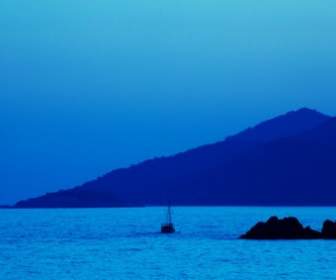 藍色夕陽和船