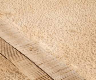 砂の上の遊歩道