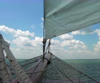 Perahu Biru Perspektif