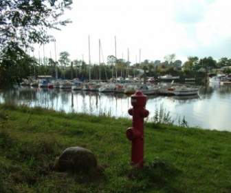 Boote Mit Roter Hydrant