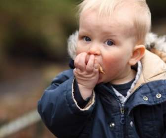 мальчик ест хлеб