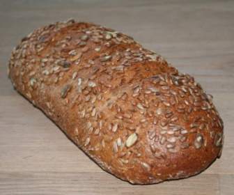 穀物パンの世界チャンピオンのパンをパンします。