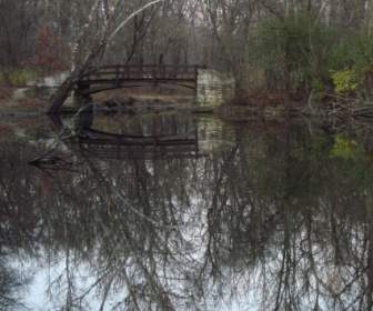 Jembatan Di Atas Air Yang Tenang